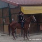Scuola equitazione Kappa Equestre istruttore con allievo lezione a cavallo