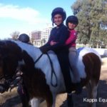 Scuola equitazione Kappa Equestre istruttore con bambino a cavallo